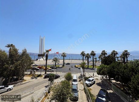 Karşıyaka'nın Kalbinde Full Deniz Manzaralı 3+1 Satılık Daire