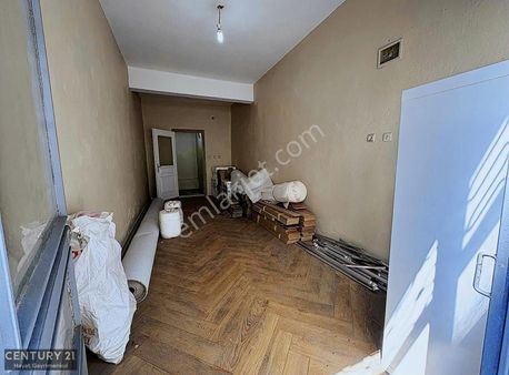 Karşıyaka Fikri Altay Mah'de Bakımlı Satılık Dükkan