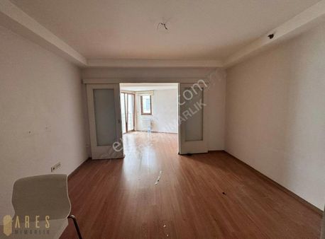 Ares Den Cumhuriyet Mah De Metrobüse 5 Dk 1+1 Site İçi Daire!