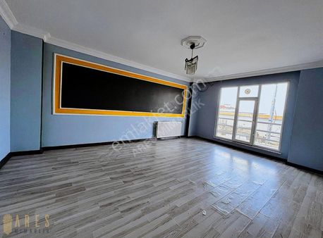 Ares Den Uygun Fiyatlı Meydana Yakın 2+1 Yüksek Giriş Daire !