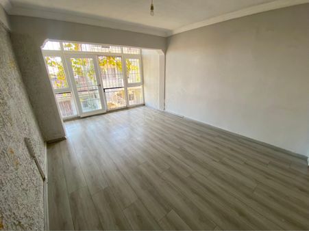 Eskiizmir Cadde Yakını 3+1 Den 2+1 E Döndürülmüş Geniş Yapılı Kiralık Daire