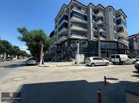 Salihli'de Cadde Üzerinde Satılık 250 M2 Köşe Dükkan