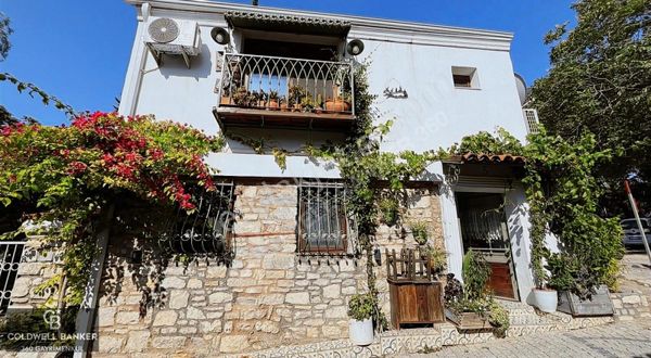 Urla Sanat Sokağı 2 Katlı Müstakil Taş Ev