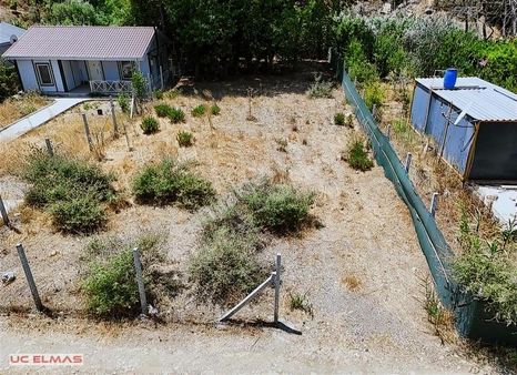 Üç Elmastan 601 M²tapulu Elektrik-suyu Hazır Muhteşem Bir Bahçe