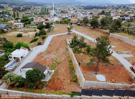 Üç Elmastan Eşi Benzeri Olmayan Köy İçinde 250 M²harika Birbahçe