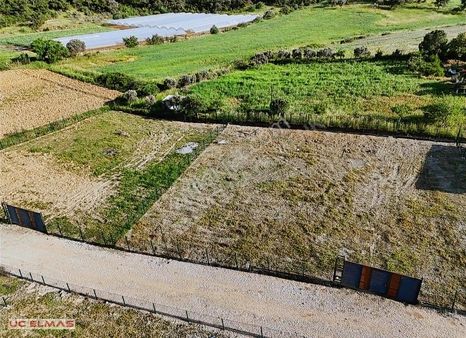 Üç Elmastan Ev Yapımına Uygun 1.056 M² Tapulu Muhteşem Bahçe