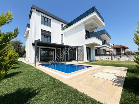 Arya'dan Şık Tasarımlı Ana Yolun Altında Deniz Gören 5+1 Villa