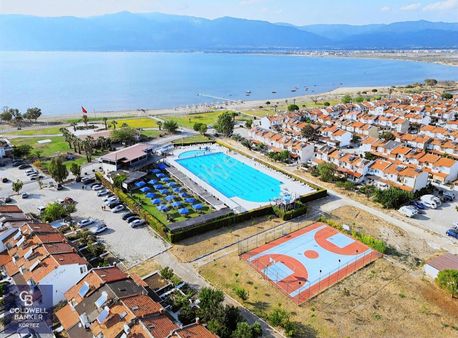 Burhaniye Çoruk'ta, Denize Sıfır Sitede,komple Yenilenmiş,villa