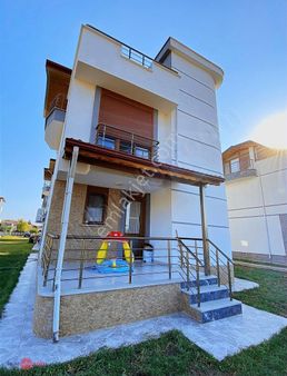 İnci Sahil Sitesinde Satılık 4+1 Villa