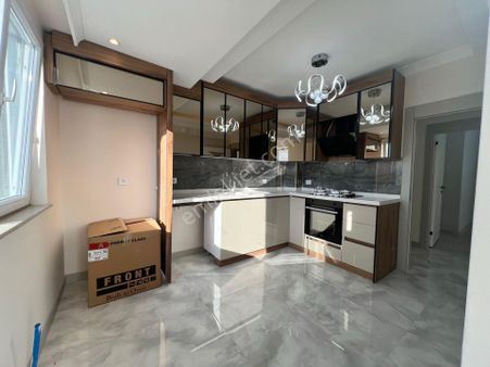 Mkemalde Okullar Bölgesinde 3+1 2. Ara Katta Şık Tasarımlı Bina