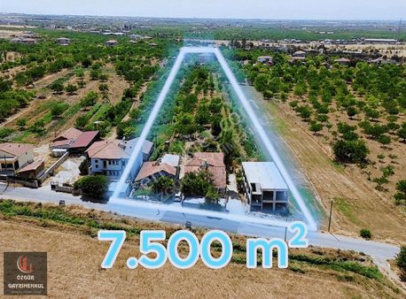 Özgürden Yaka'da Çifte Fırsat: Satılık 7.500 M² Ve 3 Adet Ev