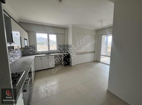 Özgürden Sadabat Sitesi'nde 3+1 Geniş Kiralık Daire