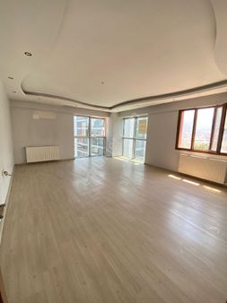 Manisa Cumhuriyet Mh. 3+1 Ebeveyn Banyolu Asansörlü Site İçi Ara Kat Satılık Daire