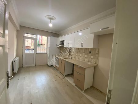Kafkas Üniversitesi Yakını 3+1 Yol Cepheli Yüksek Giriş Balkon Ayrı Wc Geniş Daire