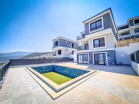 Didim Akbük Mahallesinde Full Deniz Manzaralı,müstakil Havuzlu Ve Otoparklı 4+1 Satılık Villa