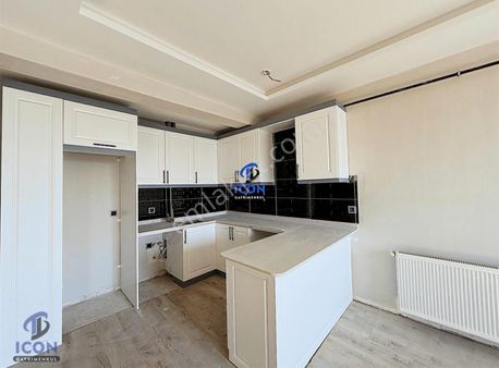 Icon'dan Akdeniz Mah'de Geniş Oturumlu Balkonlu 1+1