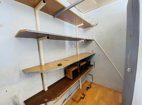 Gördes'te Çarşının İçinde Satılık Dükkan