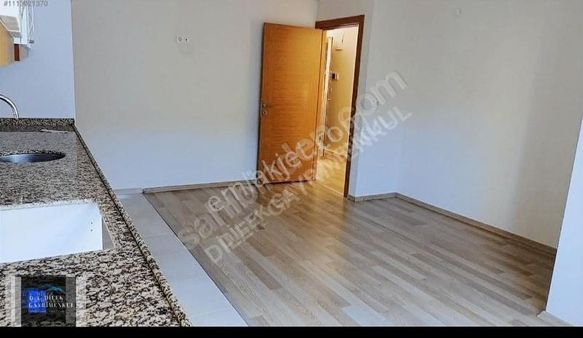 Maslak Çeşme Caddesi Üzerinde Kıralık Daire Balkonlu Arakat