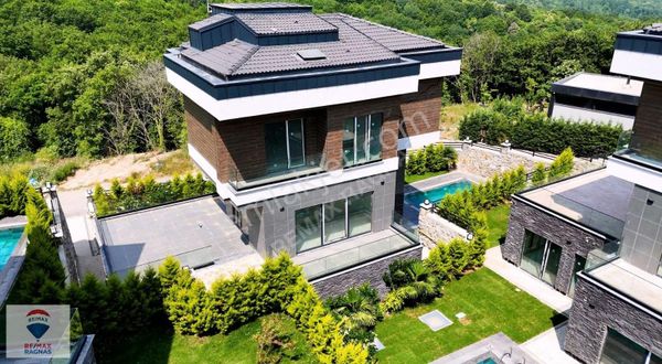 Çekmeköy/ Reşadiye Miran Konaklarında Satılık 5+2 Villa