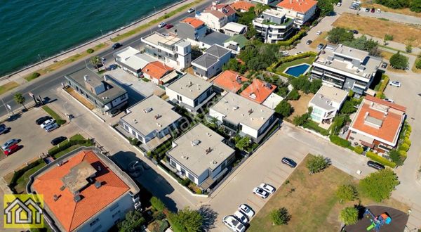 Güzelbahçede Denize 10 Metre,site İçinde Deniz Manzaralı Villa