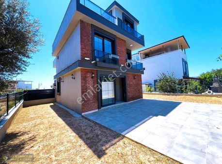 İzmir Seferihisar Ürkmez De Satılık 3+1 Geniş Bahçeli Villa