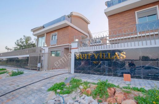 Döşemealtı Suıt Vıllas'da Triplex 5+1 Satılık Villa
