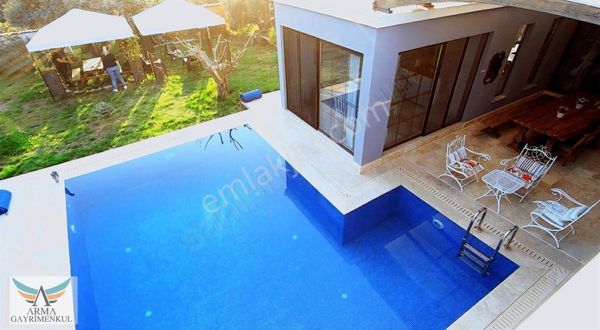 Kemalpaşa Yukarı Kızılca'da Müstakil Havuzlu Satılık Çiftlik Evi