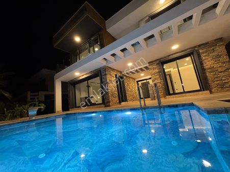 Kuşadası Karaova Mah 4+1 Sıfır Müstakil Villa