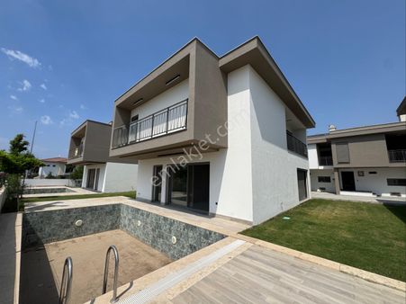 Kuşadası Davutlar'da Plaja 750mt Müstakil Havuzlu 4+1 Villa