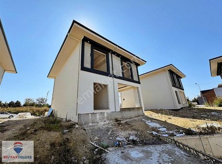 İzmit Kabaoğlunda 4+1 Açık Havuzlu Site İçi Satılık Villa