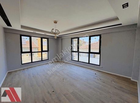 Sümbüller'den Cadde Yakını Köşe Konumda Arakat Lüx 2+1 Daire