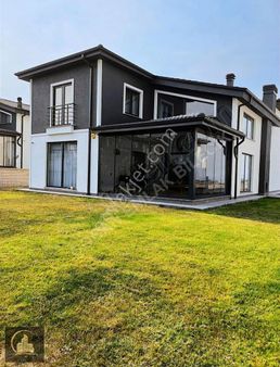 Merkez Bahçelievler Mahallesinde Özel Tasarım Satılık Villa