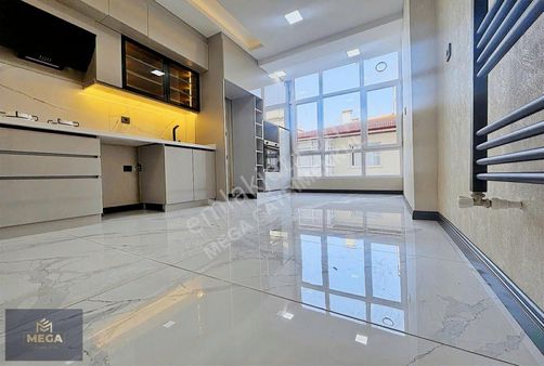 Atapark'ta 2.kat Konumunda Geniş M2li Ultra Lüx Yapılı 3+1 Daire