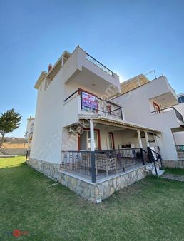 Dikili Bademli De Satılık 2+1 Deniz Manzaralı Villa
