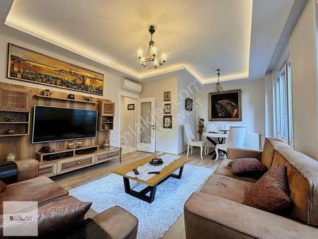 Sağlam'dan Merdivenköy'de Minibüs Caddesine Yakın Fırsat 3+1