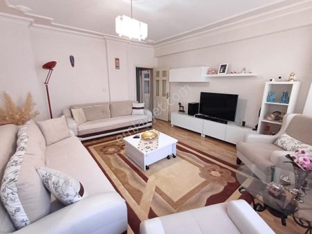 Recep Ümit Emlak'tan Gaffar Okkan Caddesi Yanında Satılık Arakat 3+1 Ferah Daire