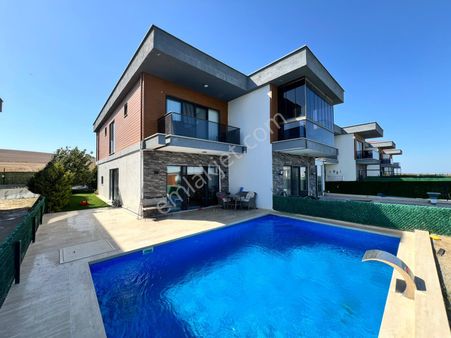 Güzelce Oasıs Villalarında 5+1 Havuzlu, Deniz Manzaralı Villa