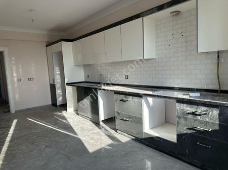 Fırsatlık Küçük Ev Yanı Satılık 4+1