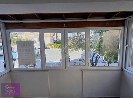 Yenifoça'da Satılık Zemin Kat Geniş Cam Balkonlu 1+1 Daire
