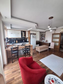 Bahçeşehir'de Az Katlı Binada 3+1 Kombi/giynme Oda Satılık Daire