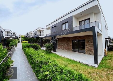 Kuşadasında Butik Sitede Satılık Villa
