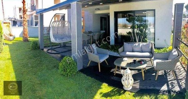 Kuşadasında Havuzlu Site İçerisinde Lüks Villa