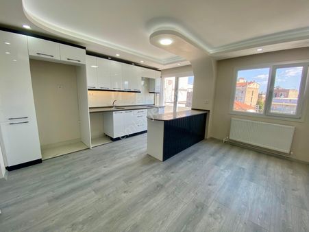 Manzaralı Yenilenmiş Köşe Ebeveyn Banyolu Lüxx Otoparklı 130m² Daire