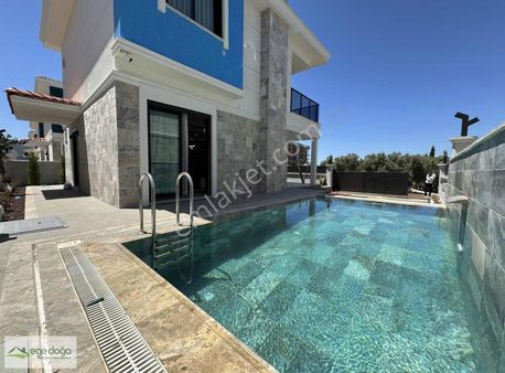 Kuşadası Davutlar Müstakil Özel Havuzlu Şömineli Satılık Villa