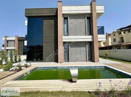 Kuşadası Özel Havuzlu 4+1 Müstakil Eşsiz Satılık Villa