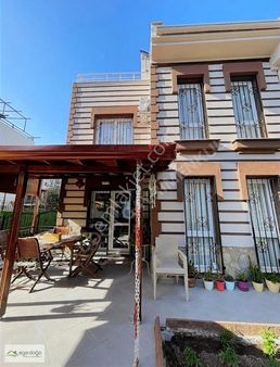 Kuşadası Kadınlar Denizi Havuzlu Site Bahçeli Verendali 4+1