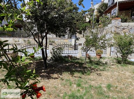 Kuşadası Kadınlar Denizinde Geniş Bahçeli Tripleks Villa