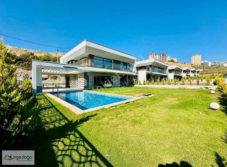 Kuşadası'nda Denize Yürüme Mesafesinde Satılık Villa!!