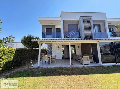 Kuşadasi Davutlar Sahilinde 3+1 Havuzlu Köşe Konum Satilik Villa