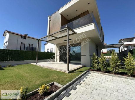 Kuşadası Güzelçamlı 340m2 Arsa İçinde Özel Havuzlu Satılık Villa
